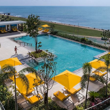 Shangri-La Kolombo Bagian luar foto The pool at the hotel
