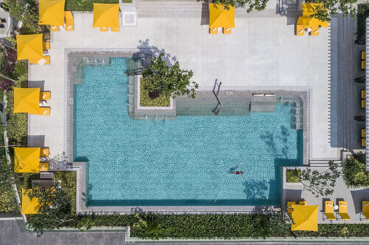 Shangri-La Kolombo Bagian luar foto Aerial view of the pool at the hotel