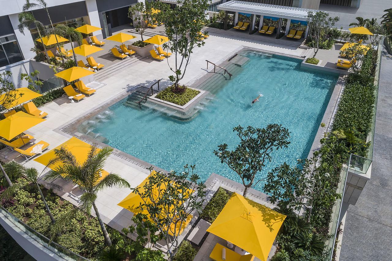 Shangri-La Kolombo Bagian luar foto The swimming pool at the hotel